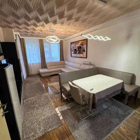 Parizsi Udvar Premium Ντέμπρετσεν
