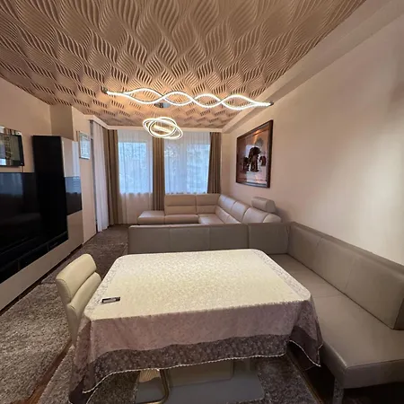 Parizsi Udvar Premium * Ντέμπρετσεν