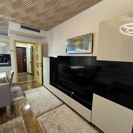 Parizsi Udvar Premium * Ντέμπρετσεν